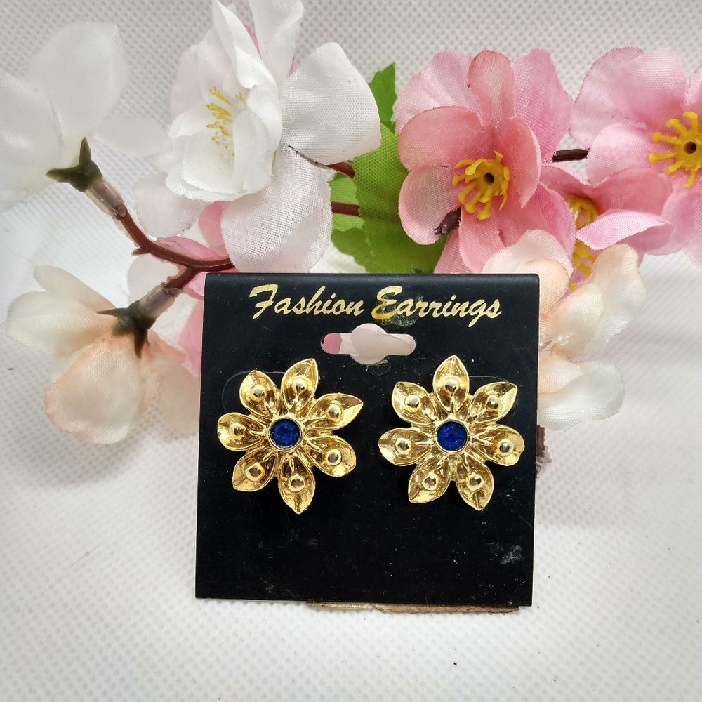 Gold tone flower fashion earrings. NOC